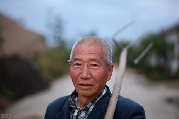 晚年靠子女？72歲老人哭訴：能用錢解決的事情，就別去麻煩子女