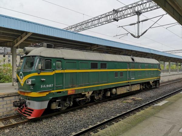 2001年，解放軍戰士火車上聯手製服74名歹徒，為何事後不肯現身？