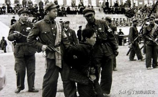 殺害陳潭秋的兇手,躲在蘭州當影院檢票員,因與人吵架暴露被處決 殺害陳潭秋的兇手,躲在蘭州當影院檢票員,因與人吵架暴露被處決