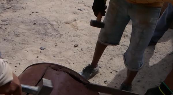 非洲天才手藝人,用汽油桶建房子,幾個小時就建好一棟“小別墅” 非洲天才手藝人,用汽油桶建房子,幾個小時就建好一棟“小別墅”