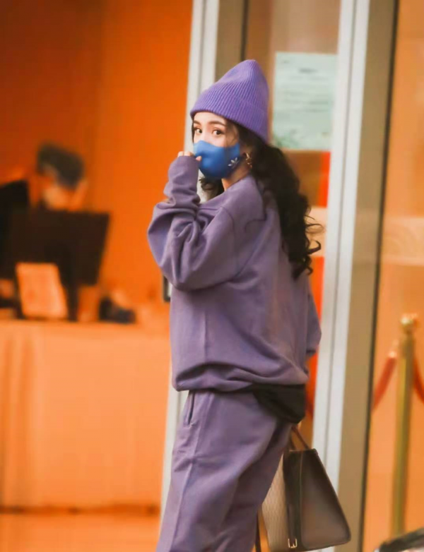 楊冪真厲害,35歲穿運動套裝配毛線帽像個大學生,果真是逆生長 楊冪真厲害,35歲穿運動套裝配毛線帽像個大學生,果真是逆生長