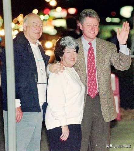 克林頓向繼父揮球杆救出母親，母親不久竟復婚，多年後才知其苦心