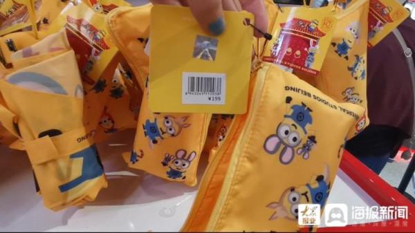 北京專報丨探訪北京環球影城小黃人IP周邊店 店內擁擠購物遊客排長隊結賬