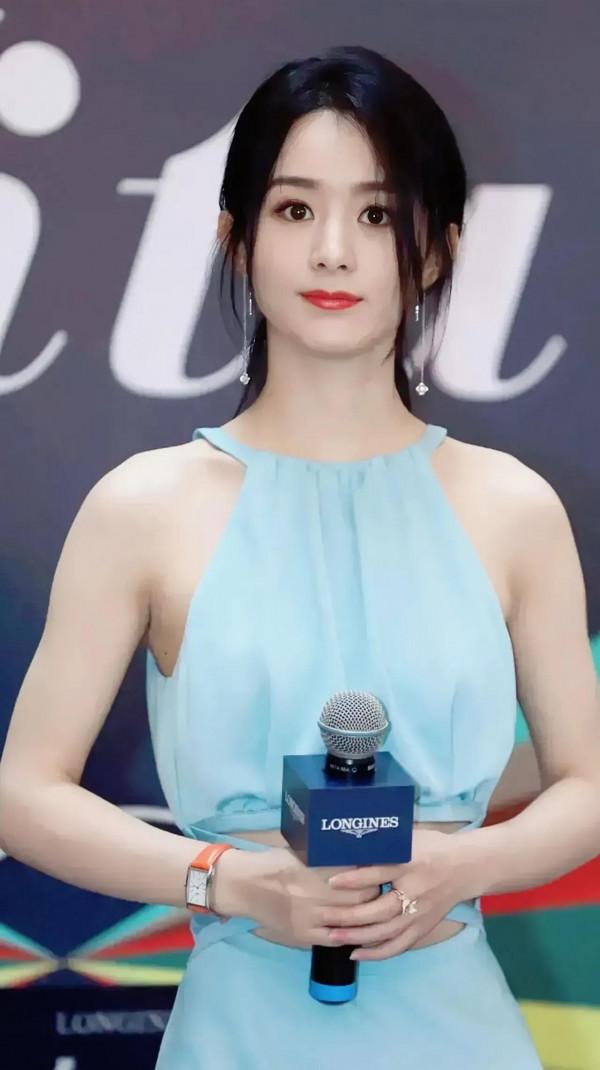 趙麗穎穿裙子出席活動，乾乾淨淨像小姑娘一樣