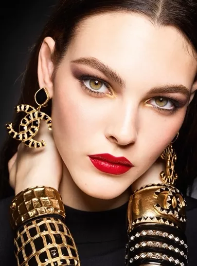 老佛爺離世前“最後一位靈感繆斯”：這是人類可以擁有的美貌嗎？