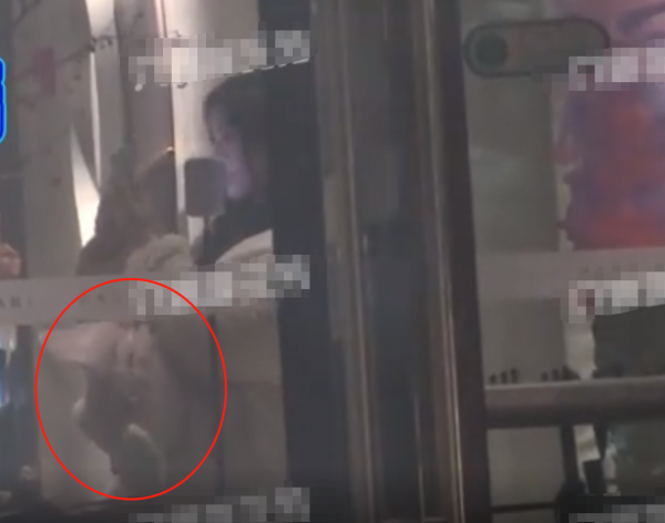 35歲何潔深夜與好友聚餐，穿著厚實側顏精緻，手拿卡通包包超可愛