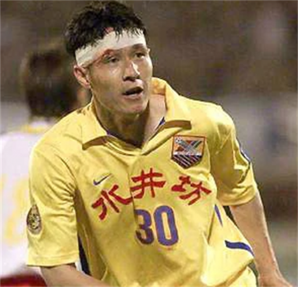 前國腳黎兵與歌星甘萍近況：他足球事業不順利，她52歲仍顯年輕