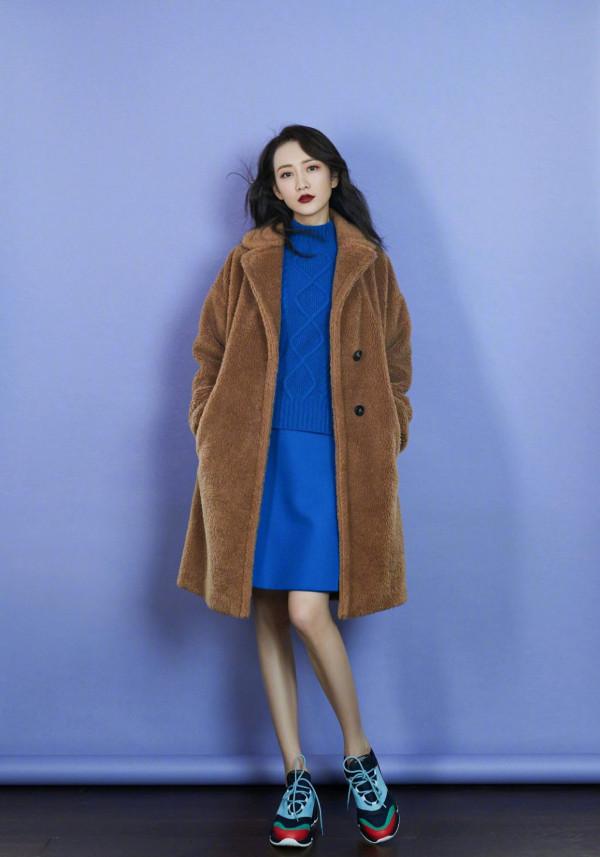 王鷗穿毛絨外套也不顯胖，搭配高領衫和牛仔闊腿褲，身材比太優秀