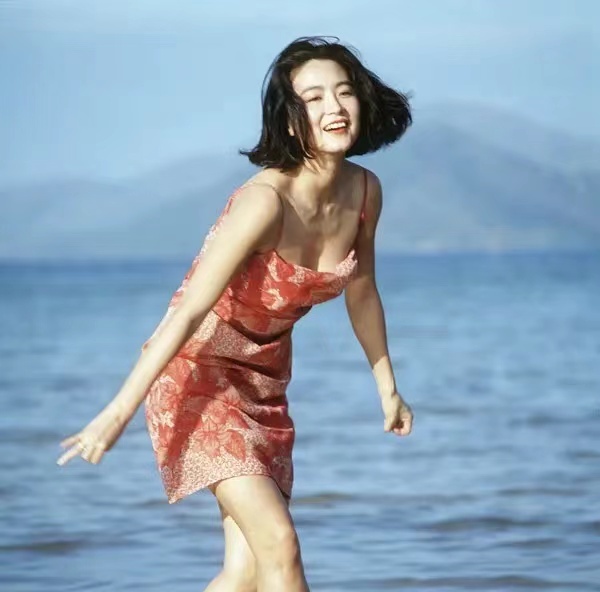 林青霞早年的穿搭，真夠時尚的，美果然是個輪迴 &ZeroWidthSpace;