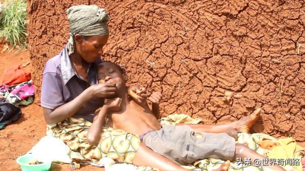 非洲腦癱夫妻結婚27年,每天嘴對嘴餵飯給丈夫,愛情和金錢無關 非洲腦癱夫妻結婚27年,每天嘴對嘴餵飯給丈夫,愛情和金錢無關