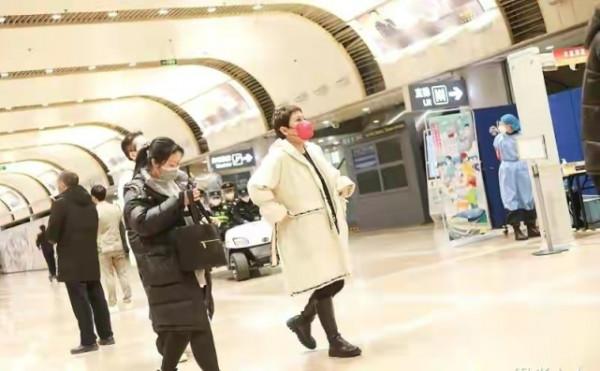 向太夫婦首現身就秀恩愛!穿情侶裝不輸年輕人,向太短髮太顯年輕 向太夫婦首現身就秀恩愛!穿情侶裝不輸年輕人,向太短髮太顯年輕