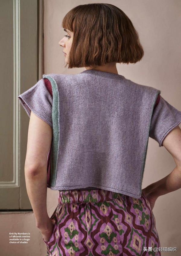 紫色短袖套衫，短款圓領，橫向編織，點綴紅綠兩條條紋，清新唯美