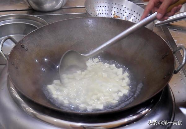 一塊豆腐，一個西紅柿，廚師長秘製開胃湯，湯汁濃郁，營養美味