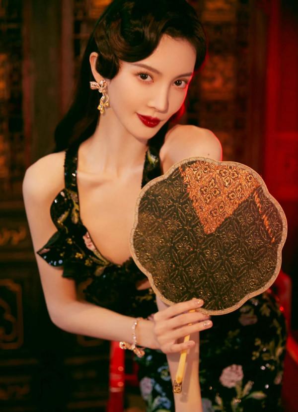 楊冪陳都靈辛芷蕾金晨迪麗熱巴今晚活動造型，各有千秋，顏值爆表