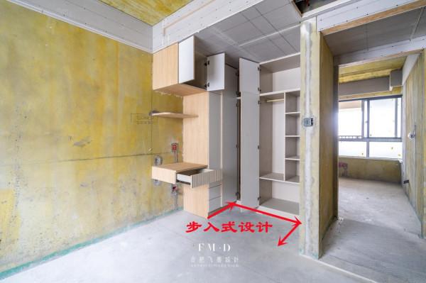 臥室小點也沒關係，鑿壁“借面積”，不是照樣有了2.4㎡衣帽間？