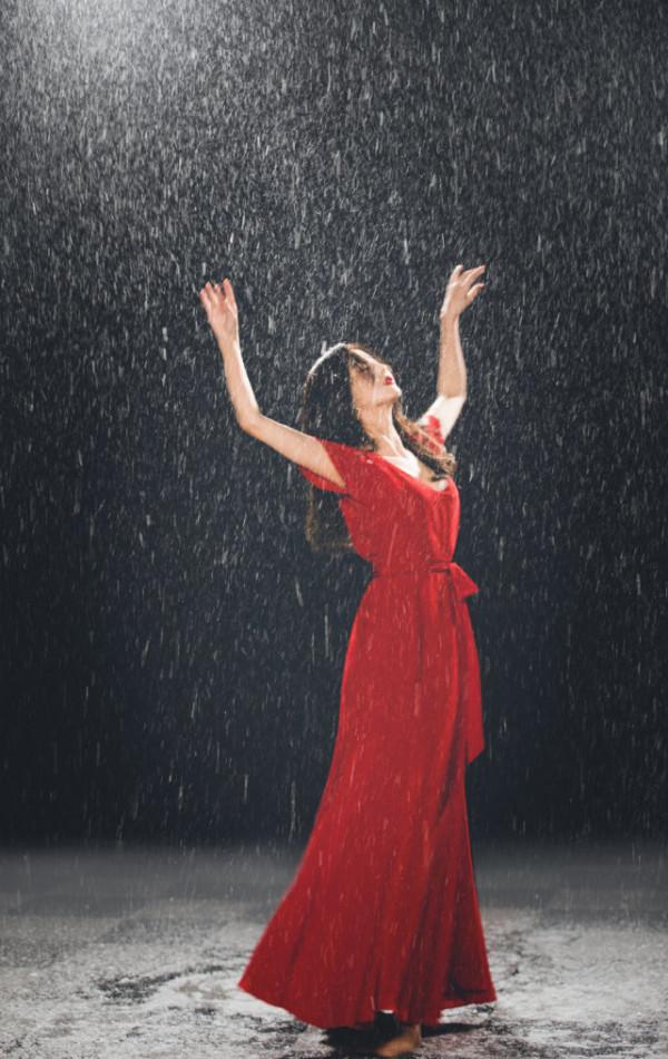 佟麗婭離婚後驚豔綻放！穿中國紅裙出演MV比趙麗穎美，跳舞好唯美