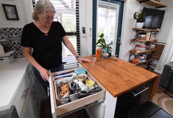 一位65歲奶奶獨居37㎡小家:利用4米層高做臥室,蝸居日子轉眼1年 一位65歲奶奶獨居37㎡小家:利用4米層高做臥室,蝸居日子轉眼1年