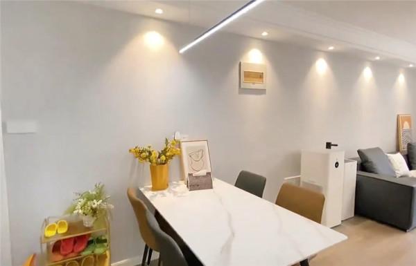 姑娘用一個月的工資，低價改造家裡客廳，講真，完工後也太漂亮了