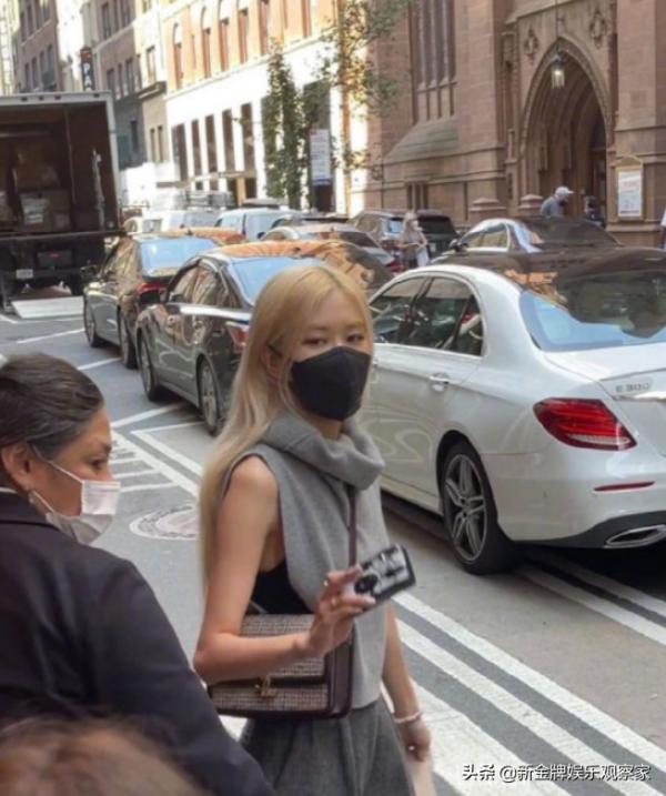 路人偶遇樸彩英，女神插兜逛街，私服比Metgala禮服好看多了？