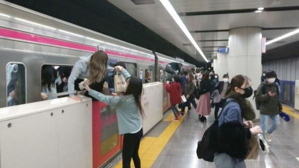 令人髮指!日本男子列車上突然縱火持刀傷人,自述“想死但不能一個人死” 令人髮指!日本男子列車上突然縱火持刀傷人,自述“想死但不能一個人死”