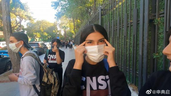 這個手勢可能帶有攻擊，面對惡意歧視和刻板印象，如何做到體面？