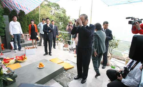 取代莊月明，與李嘉誠相戀28年，為何周凱旋做到了？背景不簡單