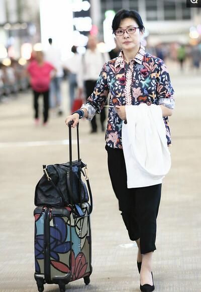 在街頭偶遇周濤，美顏後的素顏乾淨清爽，但不營銷也是普通奶奶