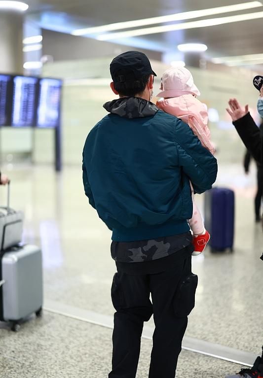 苗苗一家三口首次走機場，鄭愷發福成大叔她卻暴瘦，女兒長相曝光