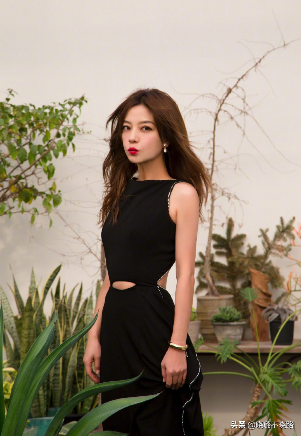 女人過了48歲儘量少燙“大媽卷”,推薦這5種髮型,時髦顯氣質呀 女人過了48歲儘量少燙“大媽卷”,推薦這5種髮型,時髦顯氣質呀