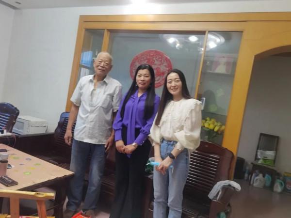 洛龍區第一實驗小學總支部委員會開展中秋節慰問退休職工活動