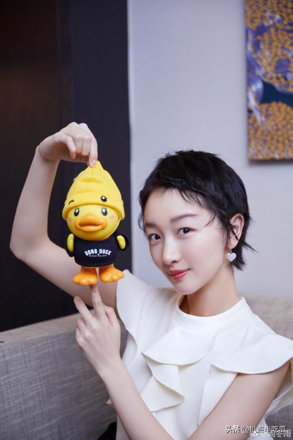 從“小黃鴨”到“時髦精”:周冬雨的10年鉅變,不靠整容靠什麼? 從“小黃鴨”到“時髦精”:周冬雨的10年鉅變,不靠整容靠什麼?