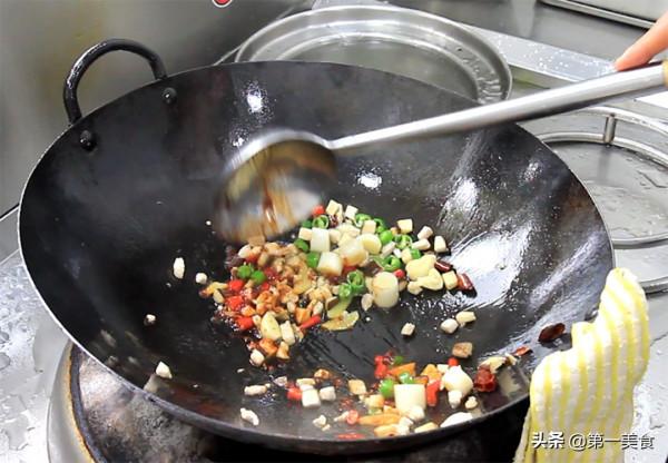 鯽魚別再燉湯了，廚師長教你做乾燒鯽魚，鮮嫩入味，連魚骨都能嚼