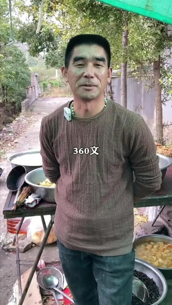 山東農村有戶人家結婚辦酒，一桌360元的價格包給廚師全權負責