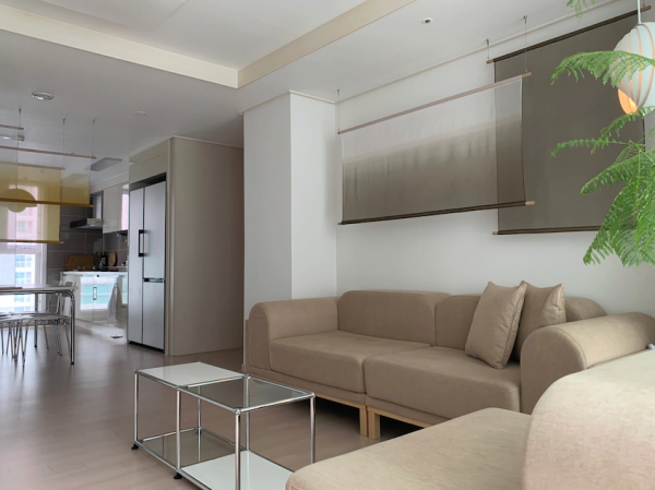 這對韓國夫婦的婚房，80㎡精裝房放棄大拆大改，軟裝佈置舒適溫馨