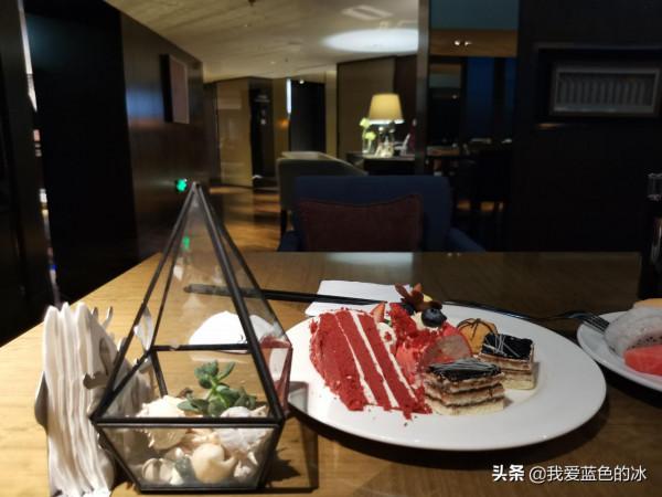 在北京入住的一家酒店的行政酒廊裡，欣賞故宮景色的晚餐