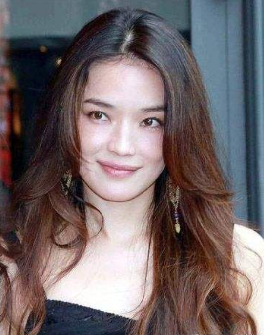 王子文戴假髮一股大媽味兒，網友：顯老30歲但優雅