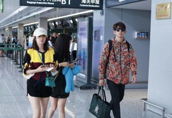 賈靜雯修杰楷攜大女兒走機場,母女倆穿同款短款,媽媽比女兒更白 賈靜雯修杰楷攜大女兒走機場,母女倆穿同款短款,媽媽比女兒更白