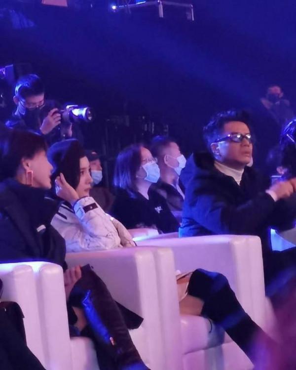 楊冪出席活動被拍，新發型配少女臉高貴典雅，穿羽絨服也要露腿