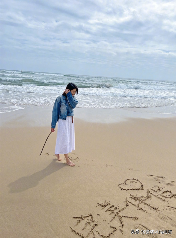 高圓圓曬沙灘照，為好友打call，穿黃色連衣裙浪漫唯美