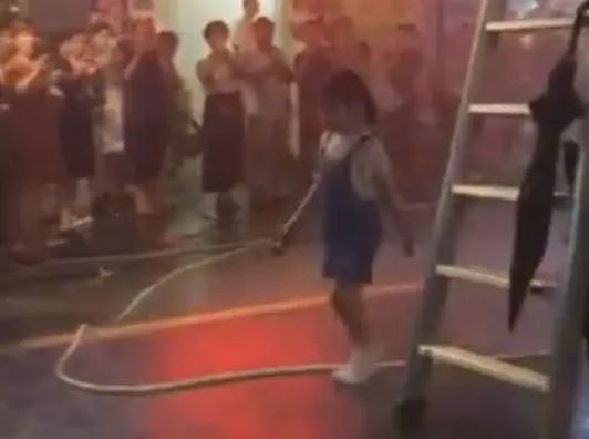 求求放過這些孩子吧！給父母撈錢的童星網紅，快被榨乾了