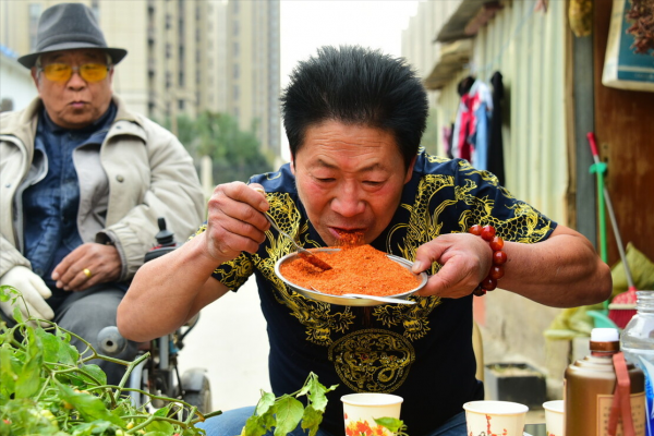 中國辣王李永志：一餐5斤辣椒配白酒，32個魔鬼辣椒擊敗印度老人