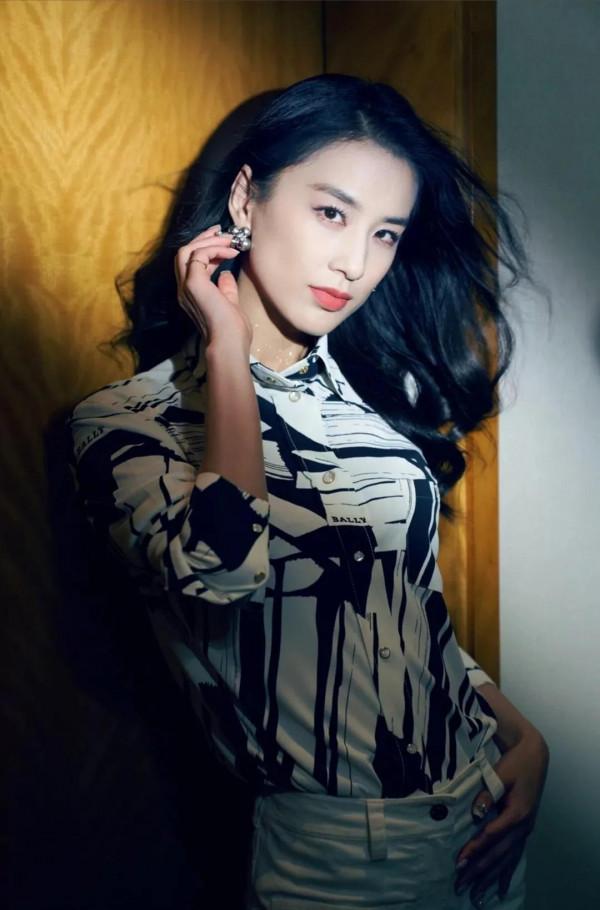 億萬富太黃聖依,面板白皙,知性優雅 億萬富太黃聖依,面板白皙,知性優雅