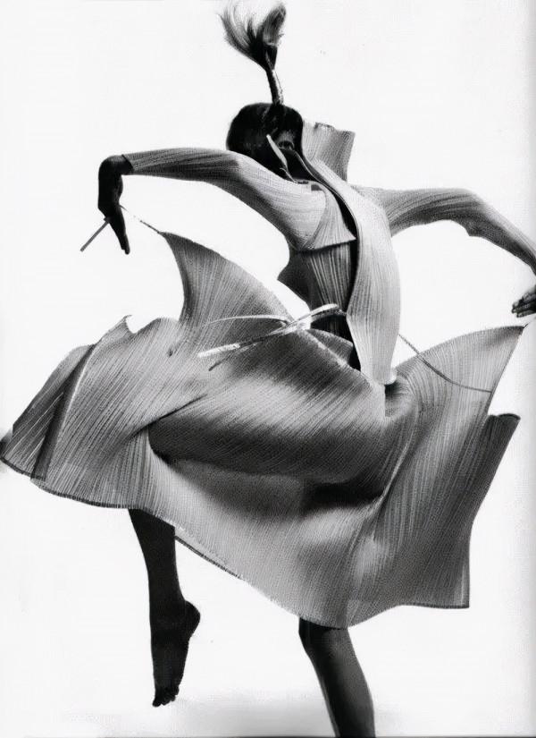 三宅一生｜他鐘愛褶皺，輪廓，解構，將時尚變成藝術