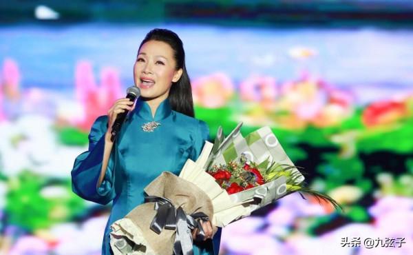 “小宋祖英”呂薇：與父母不為人知的“戰爭”，50歲依然單身