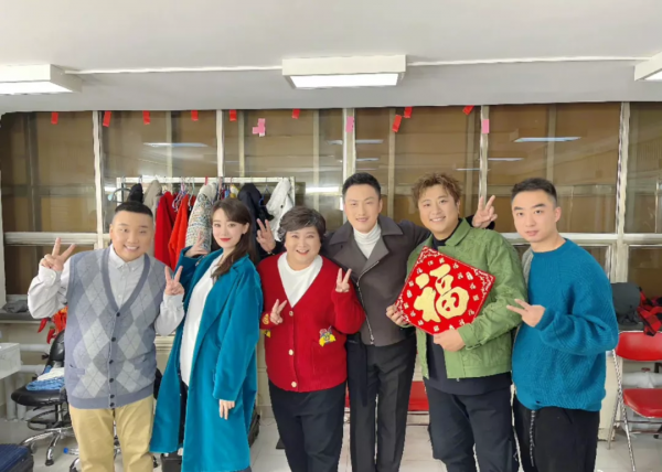 明星春晚表演結束：王嘉爾回家陪父母，李榮浩井柏然合體吃餃子