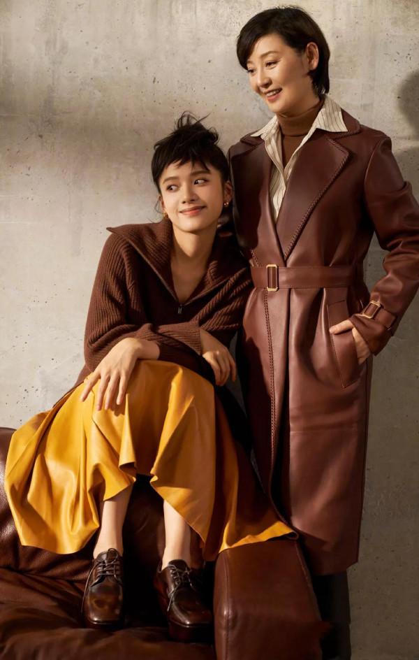 徐帆穿米咖色系的服裝演繹秋日時尚，溫暖溫柔，50+穿上氣質真好