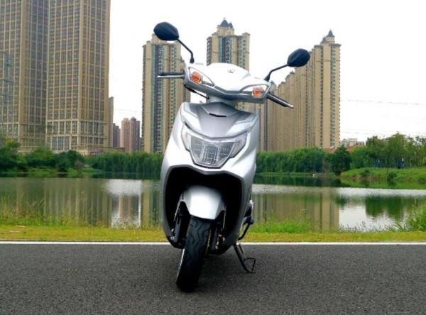 7980元起售,豪爵套娃踏板UCR100:油耗2升,配CBS,適合通勤代步 7980元起售,豪爵套娃踏板UCR100:油耗2升,配CBS,適合通勤代步