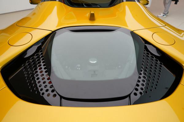 體驗法拉利SF90 Spider，千匹馬力敞篷混動超跑，2.5秒即可破百