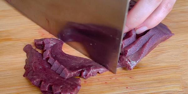 把啤酒倒入豬肝中，這種做法真是太厲害了，出鍋滿屋飄香，真解饞