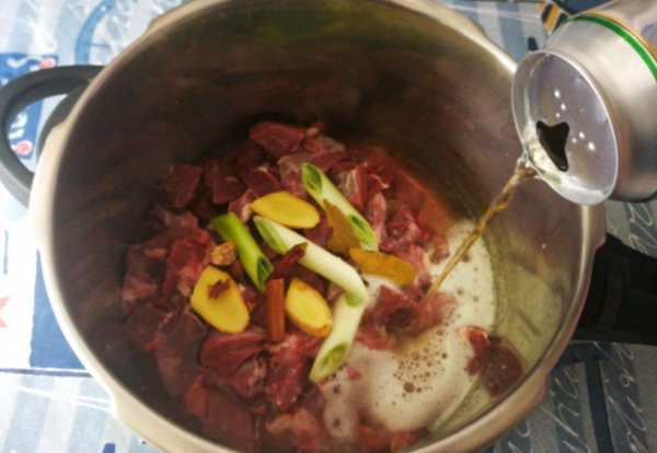 燉牛肉要想軟爛入味，“二料”記得放，半小時燉軟不塞牙，巨好吃